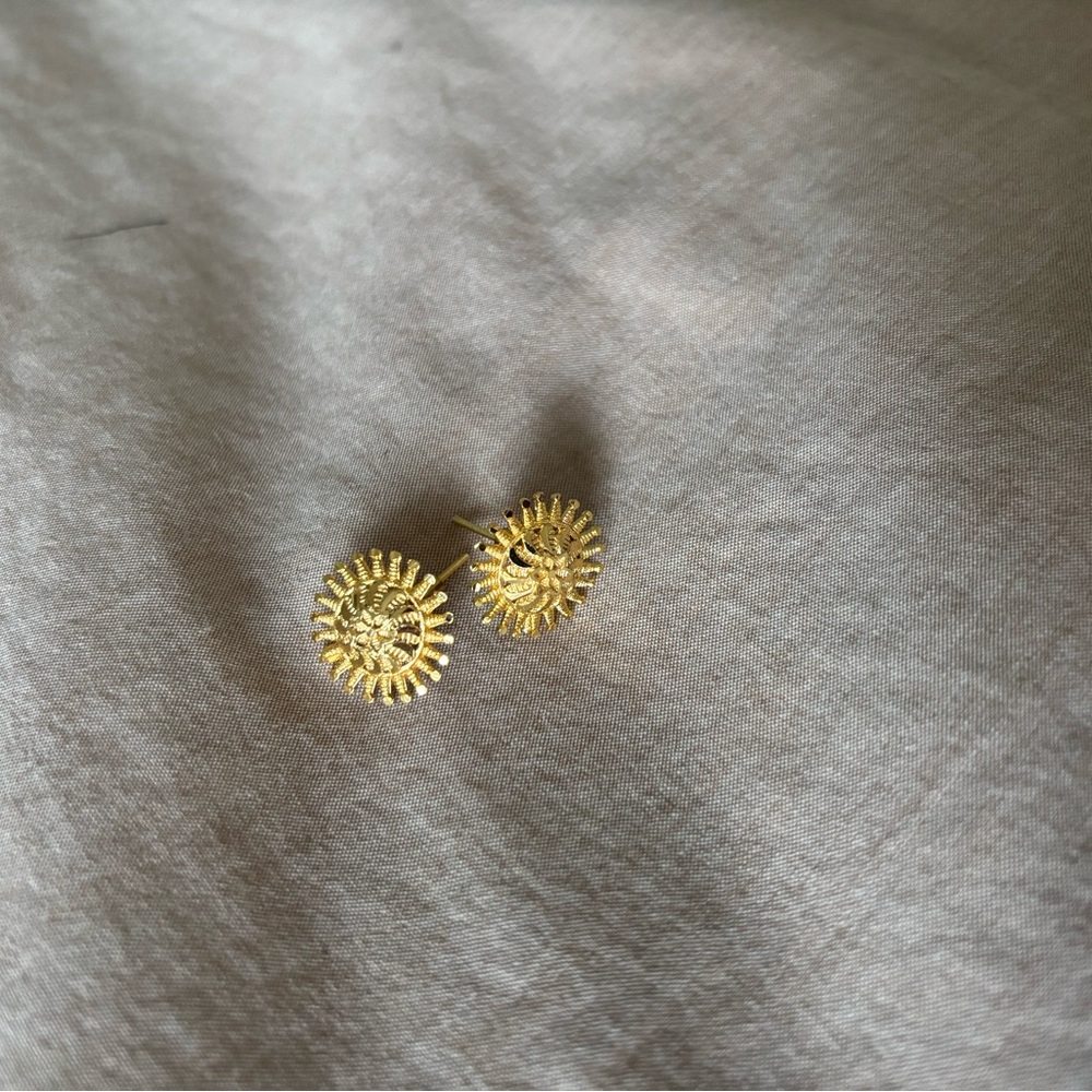 Elegant Gold Sunburst Earrings - Picture 3 of 4